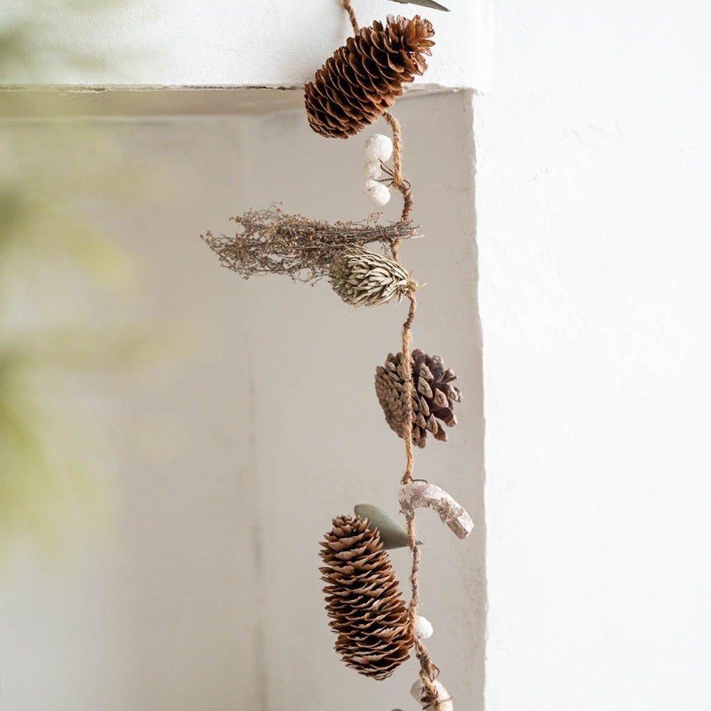 Guirlande de Noël en Rotin & Pommes de Pin – L’élégance naturelle pour votre table