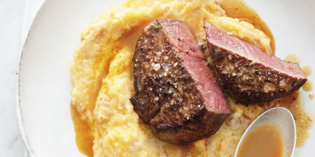 Filet de bœuf saignant et purée de polenta aux amandes