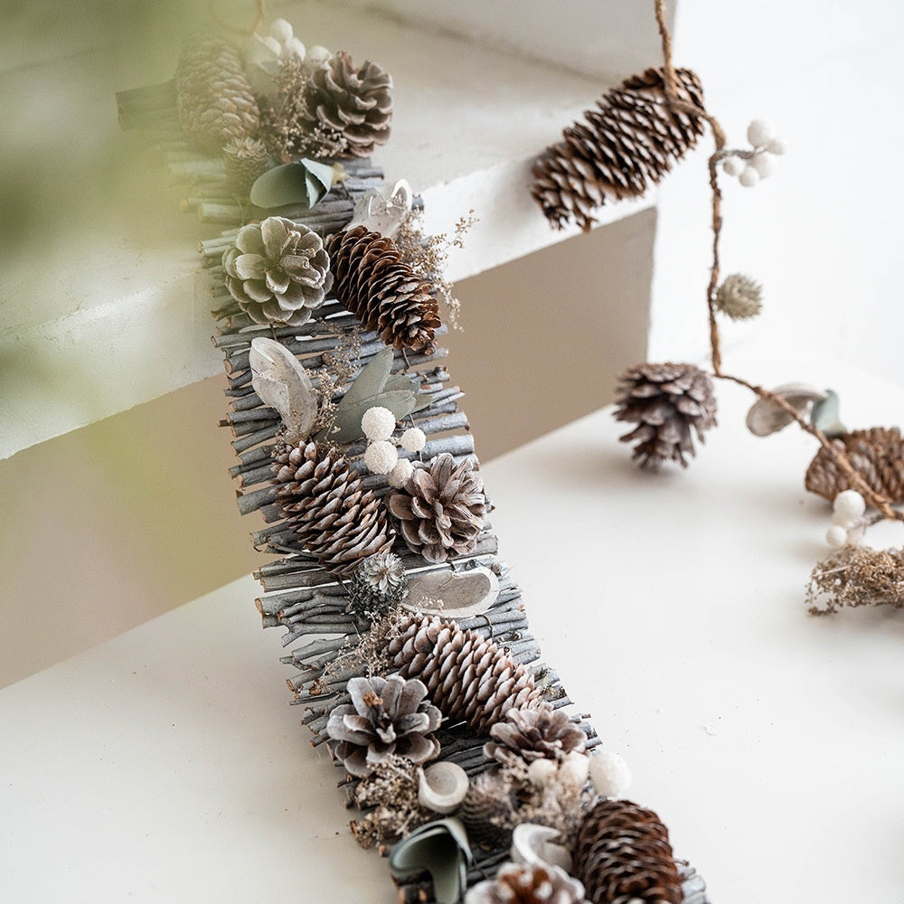 Guirlande de Noël en Rotin & Pommes de Pin – L’élégance naturelle pour votre table